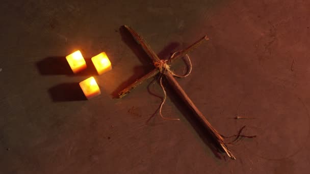 Handgemachtes Kreuz Mit Kerzen — Stockvideo