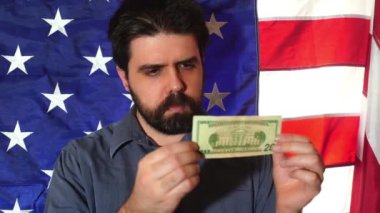 Amerikalı adam Doları bize bakıyor