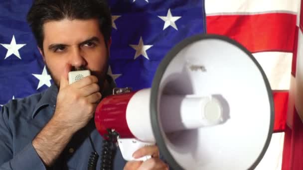 メガホンを使って話すアメリカの活動家 — ストック動画