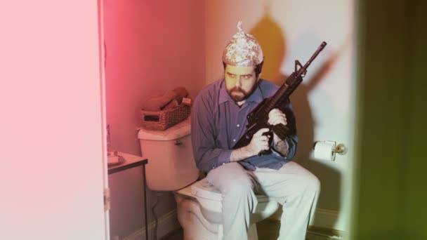 アルミ箔の帽子と銃狂気の男 — ストック動画