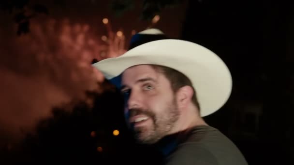 Американец Ковбойской Шляпе Смотрит Фейерверк Летом — стоковое видео