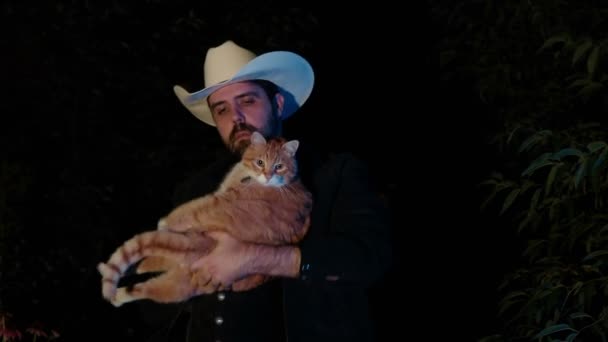 Country Man Som Håller Katt Utanför — Stockvideo