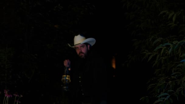 Cowboy Férfi Éjszaka Sétálgatott — Stock videók