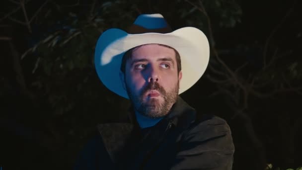 Unhöflicher Cowboy Spuckt Nachts Draußen — Stockvideo