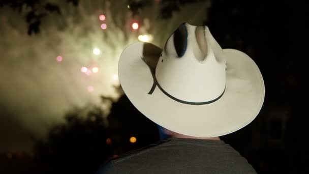 Amerikaner Mit Cowboyhut Beim Feuerwerk Sommer — Stockvideo