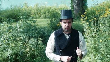 Eski moda adam dışarıda konuşuyor.