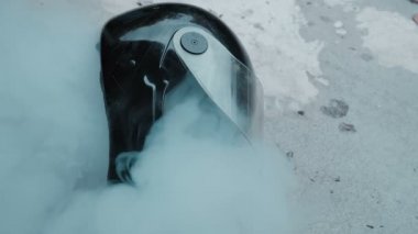 Smokey bisiklet kaskı, motosiklet kazası konsepti