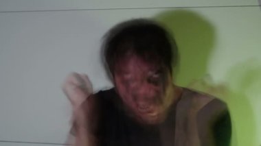 Adam içeriden çıldırıyor.