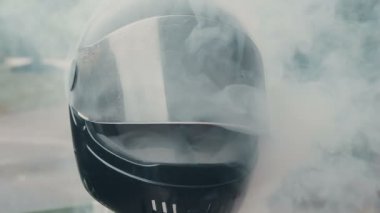 Smokey bisiklet kaskı, motosiklet kazası konsepti