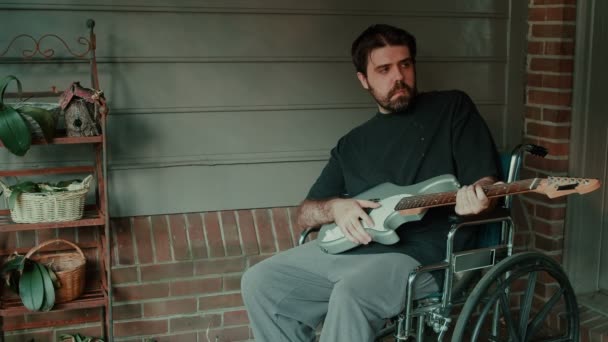 밖에서 기타를 장애인 음악가 — 비디오