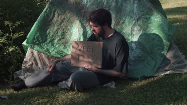 Tente Çadırının Yanındaki Evsiz Adamın Yemek Tabelasına Ihtiyacım Var — Stok video