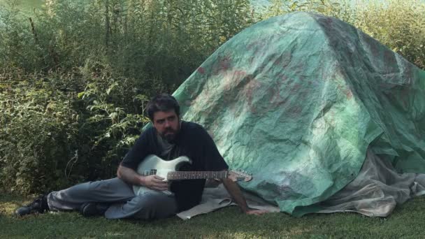 Bezdomny Muzyk Zewnątrz Gitarą — Wideo stockowe