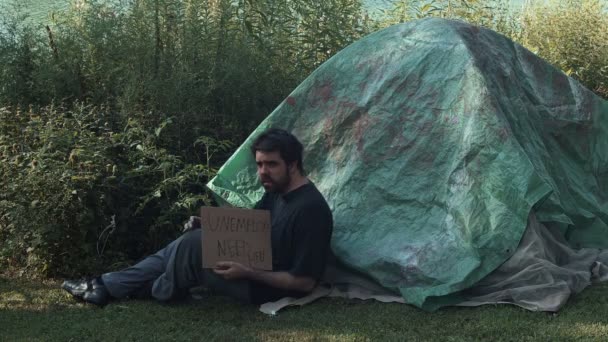 Arbeitsloser Obdachloser Neben Planenzelt — Stockvideo