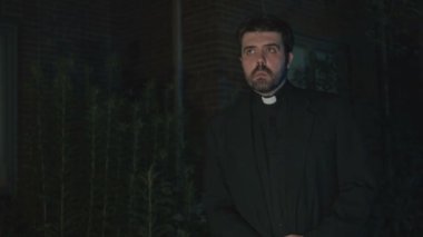 Papaz gece dışarı çıkıp etrafa bakınıyor.