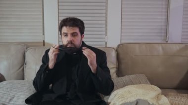 Rahip maske takıyor.