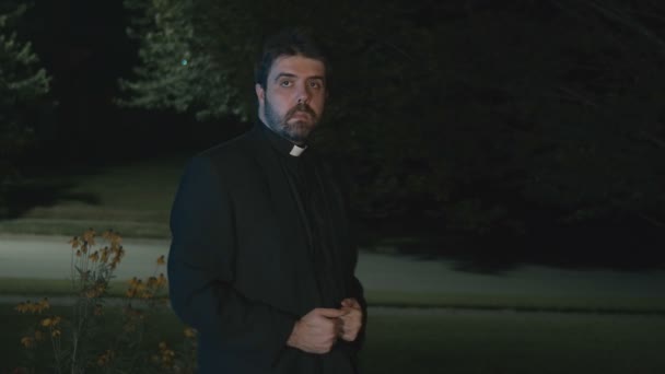 Papaz Gece Dışarı Çıkıp Etrafa Bakınıyor — Stok video