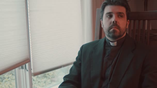 Priester Beim Betrachten Neben Einem Fenster — Stockvideo