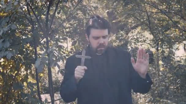 夏天带着十字架在外面牧师 — 图库视频影像