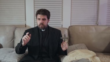 İçinde haç olan bir rahip..