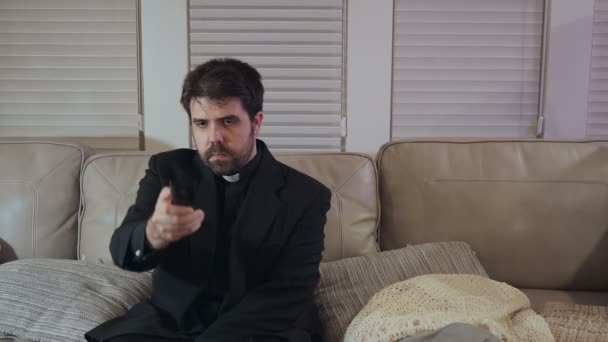 Priester Schaut Drinnen Fern — Stockvideo