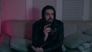 Depresyonda olan adam alkol içiyor