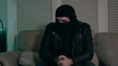 Suçlu içeride maskesini çıkarıyor.