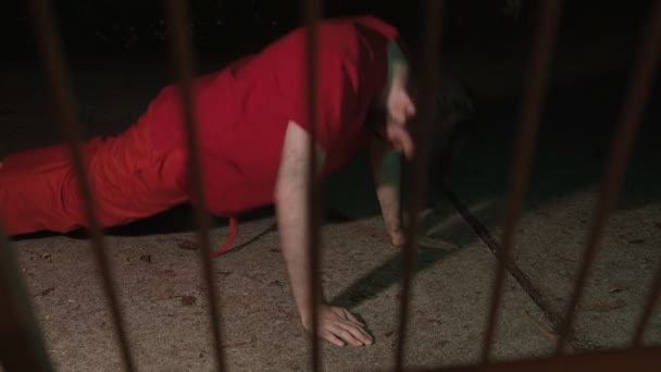 Ein Gefangener Übt Liegestütze Übungen Gefängnis Oder Gefängnis — Stockvideo