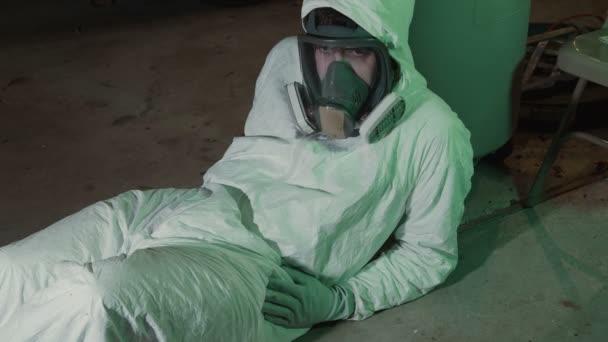 Man Pandemisk Apokalyps Marken Ppe Utrustning Utanför — Stockvideo