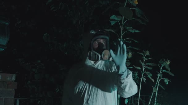 Salgın Plazma Kıyafeti Giymiş Bir Adam Geceleri Emirler Yağdırıyor — Stok video