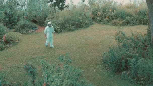 Man Pandemi Ppe Kostym Runt Gräs Utanför — Stockvideo