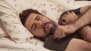 Koronavirüs virüsleri yayan hasta bir adam, CGI 'lı görüntüler en üstte.