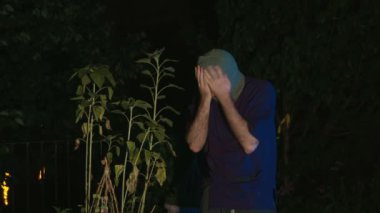 Dışarıda sorunları olan ürkütücü bir adam.