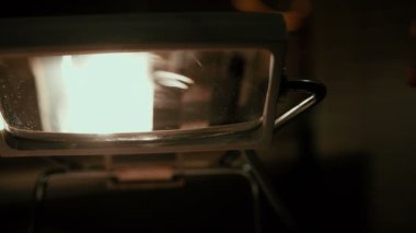 Atölyenin ışığını ayarlıyorum. 