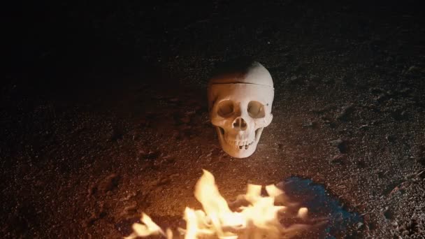 Dışarıda Ateş Saçan Bir Kafatası Gotik Korkutucu — Stok video