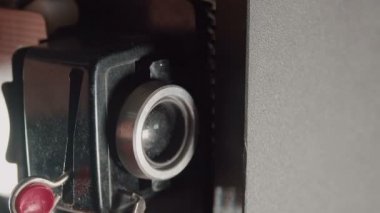 İçerideki 8 mm 'lik retro projektörü ayarlıyorum.