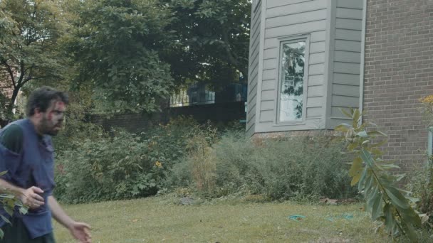 Bahçede Dolaşan Bir Zombi — Stok video