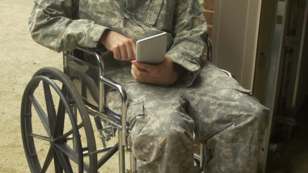 Vojenský Muž Invalidním Vozíku Bdu Touchpadem — Stock video
