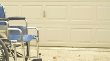 Tekerlekli sandalyeyi itmek.