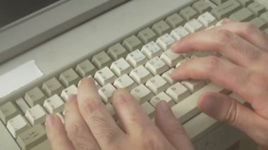 Eski bir retro bilgisayarda yazılıyor