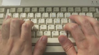 Eski bir retro bilgisayarda yazılıyor