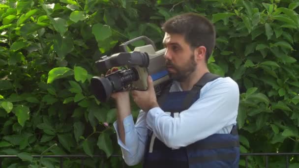 Cameraman Met Eng Camera — Stockvideo