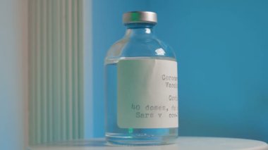 Coronavirus aşısı şişesi. Şişenin üzerinde aşı yazıyor..