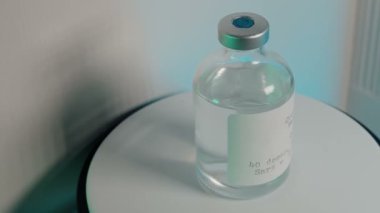 Coronavirus aşısı şişesi. Şişenin üzerinde aşı yazıyor..