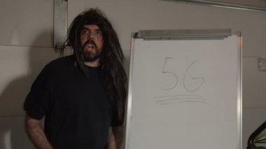 Deli adam beyaz tahtayla 5G hakkında atıp tutuyor..