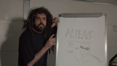 Beyaz tahtalı uzaylılardan bahseden çılgın bir adam.