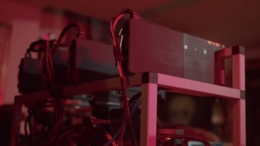 İçinde kripto para madenciliği için bir GPU maden platformu var. 