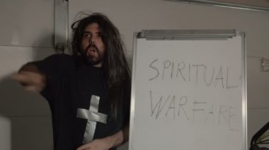Çılgın dindar adam gemide manevi bir savaş ile bağırıyor.