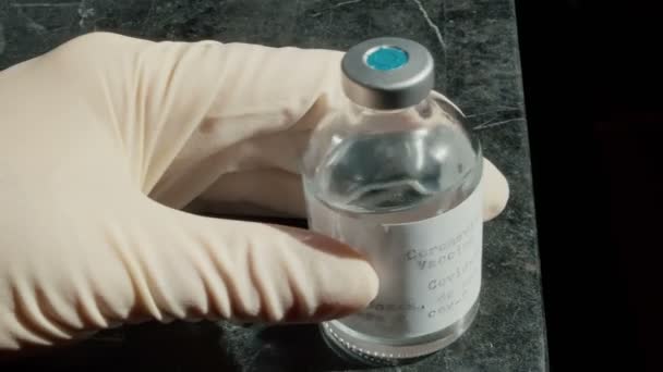 Una Botella Vacuna Contra Coronavirus Cerca Botella Tiene Vacuna Escrita — Vídeos de Stock