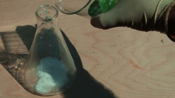 Una Reacción Química Una Botella Cerca Experimento Científico — Vídeos de Stock