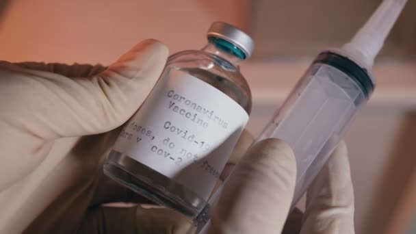 Flaska Med Coronavirusvaccin Nära Håll Flaskan Har Vaccin Skrivet Sig — Stockvideo